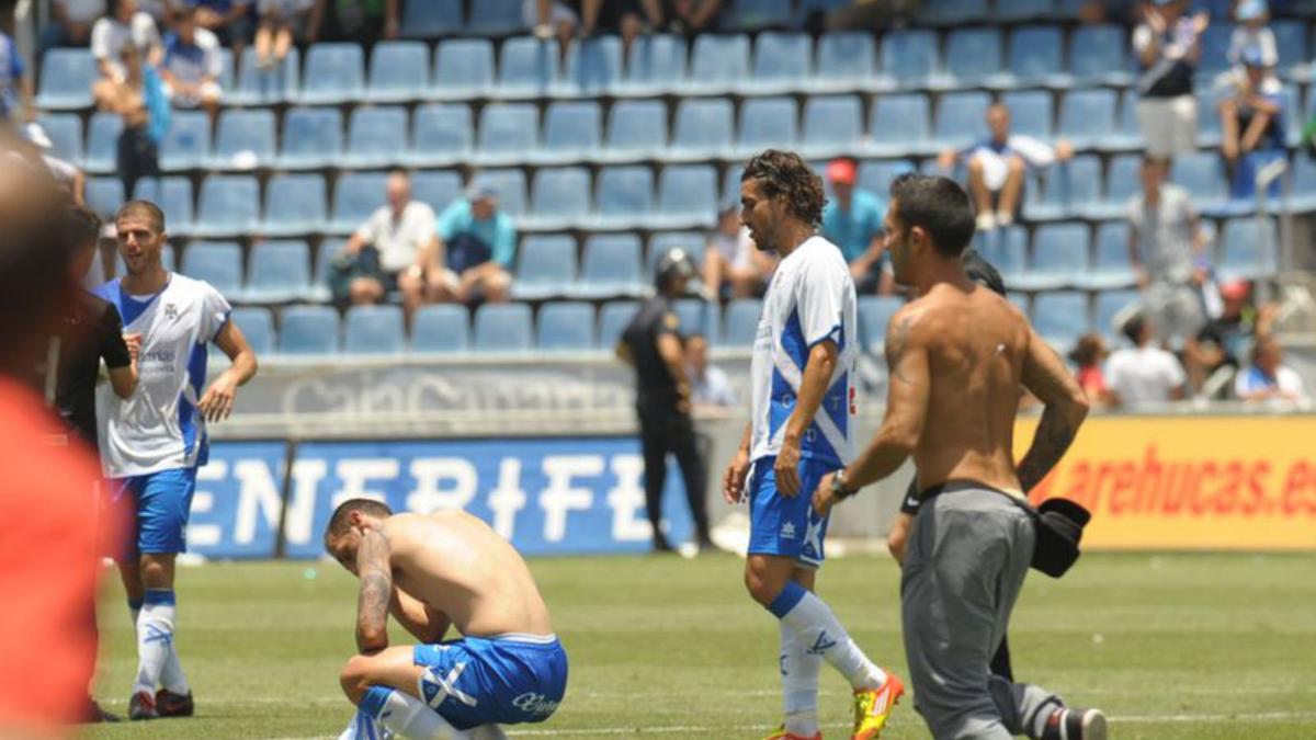 Loro, lamentando la derrota tras el ascenso de la Ponferradina. | | E.D.