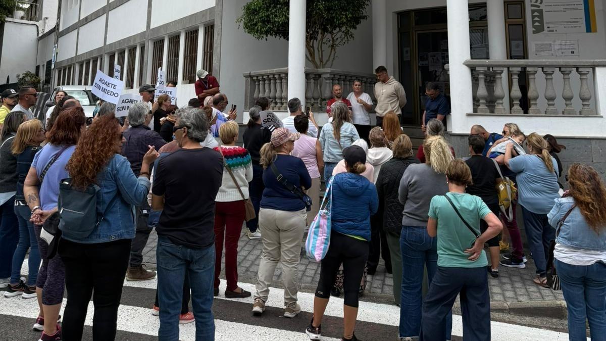 Manifestación de los empresarios el lunes, en el ayuntamiento de Agaete.