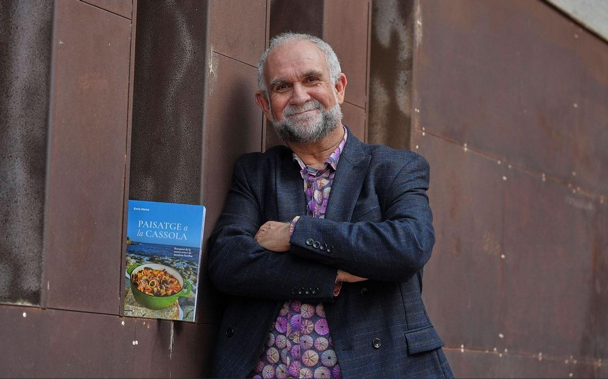 El cuiner Enric Herce amb un exemplar del seu llibre "Paisatge a la cassola".