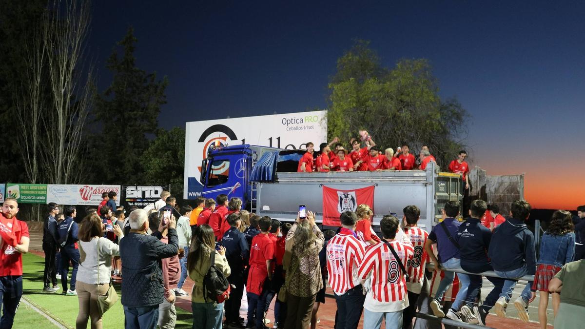 Los jugadores del CD Montalbeño montados en el camión en la celebración del ascenso a División de Honor.