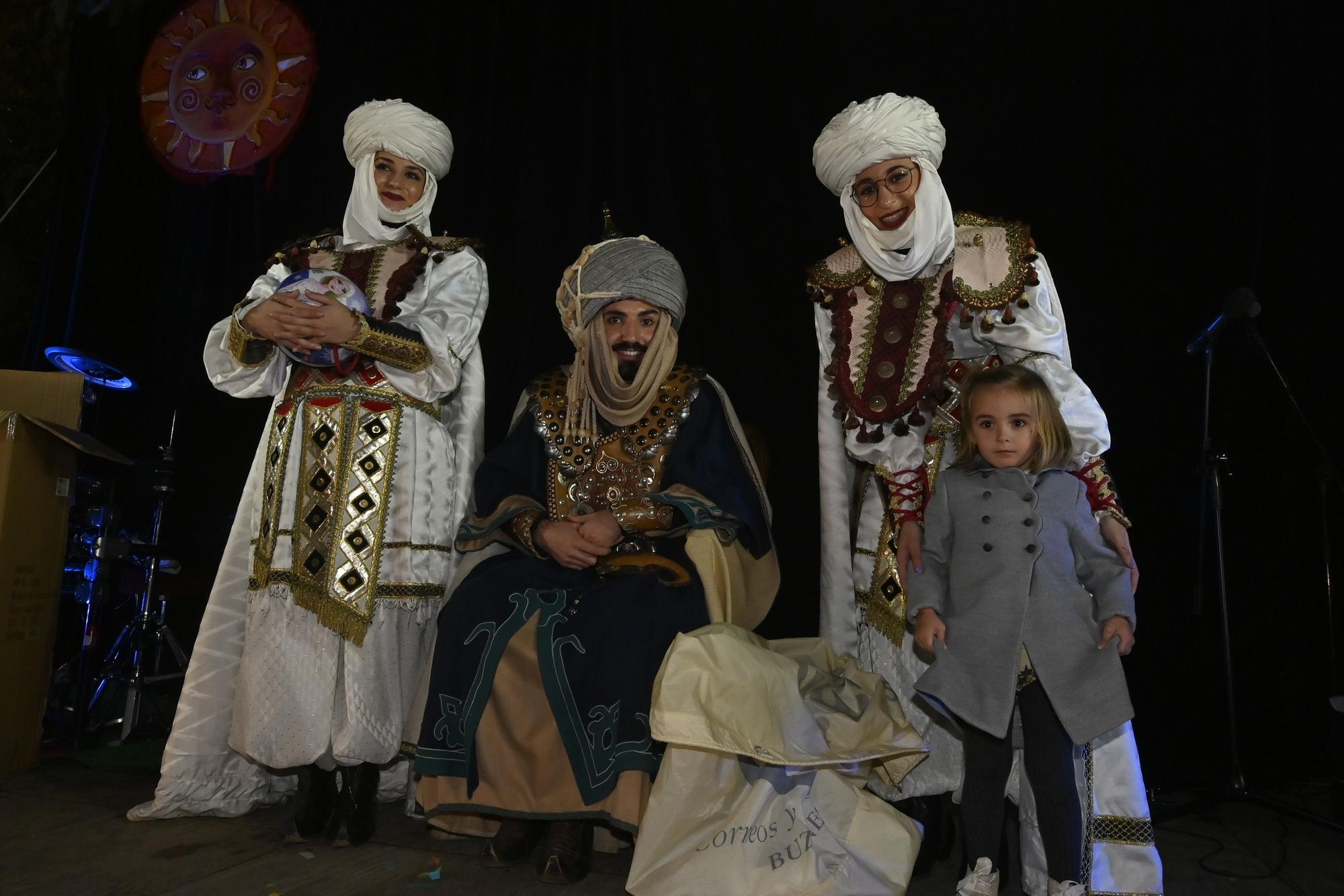 Los peques de Castelló entregan al Cartero Real las misivas con sus deseos. Encuentra tu foto.