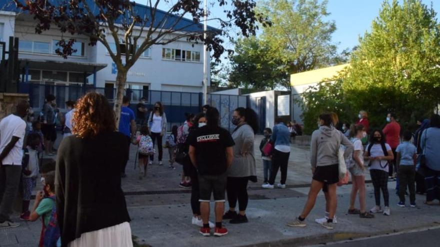 Ambient a les portes de l&#039;Escola Doctor Ferrer d&#039;Artés, dilluns, en el primer dia de curs