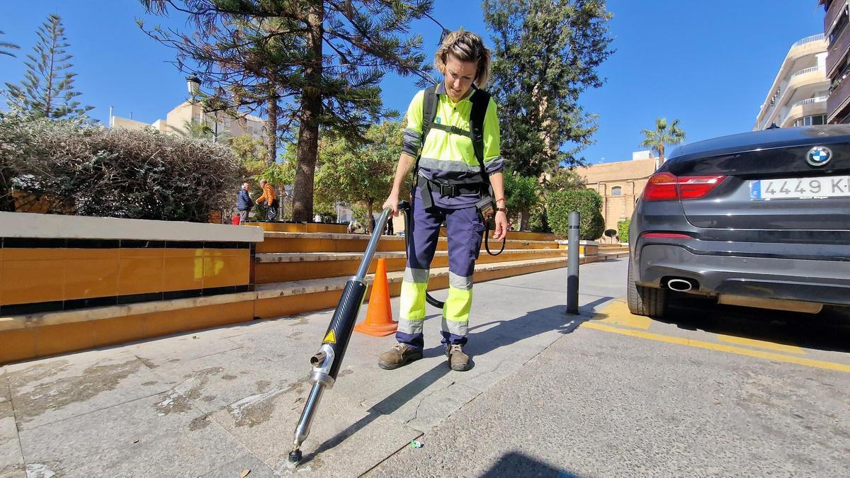 La operaria de Acciona con la nueva maquinaria en la plaza de la Constitución de Torrevieja