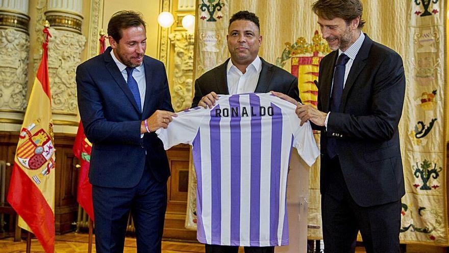 Ronaldo, el día de su presentación, junto al alcalde de Valladolid Óscar Puente, y el presidente del club Carlos Suárez.