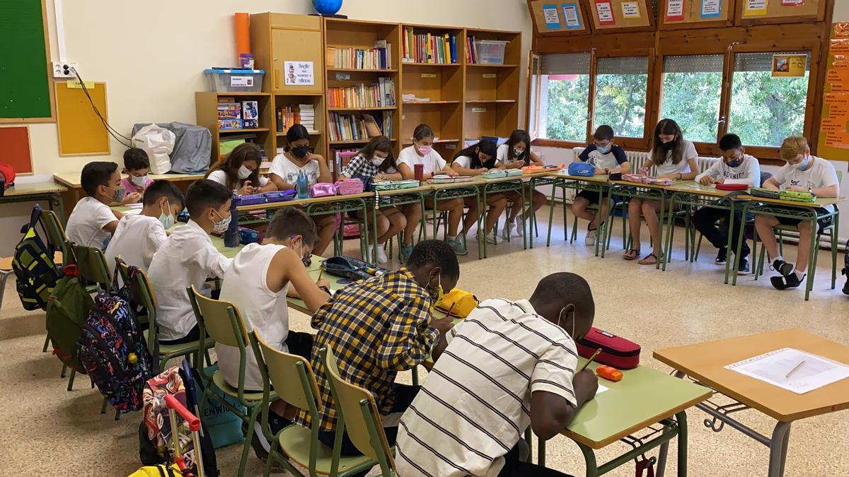 Un grup classe de primària de l&#039;Institut Escola d&#039;Oliana el primer dia de curs escolar