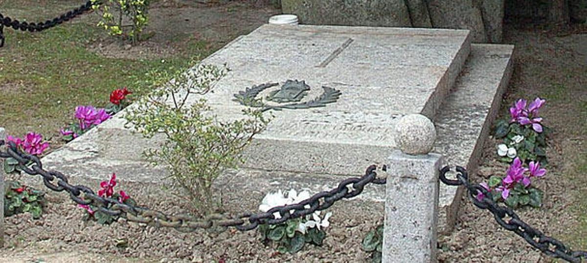 Tumba de los héroes anónimos de La Reconquista en el cementerio de Pereiró. / CAMESELLE