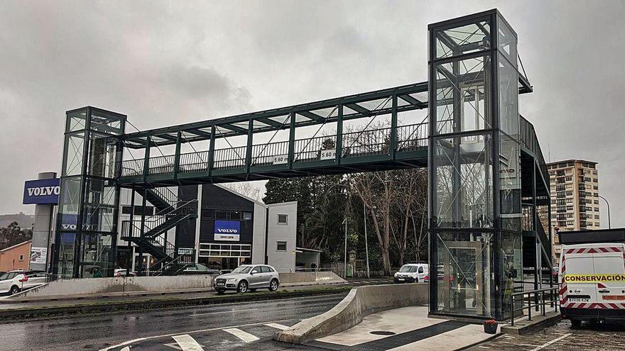 Una de las pasarelas peatonales de Perillo, en la AC-12.