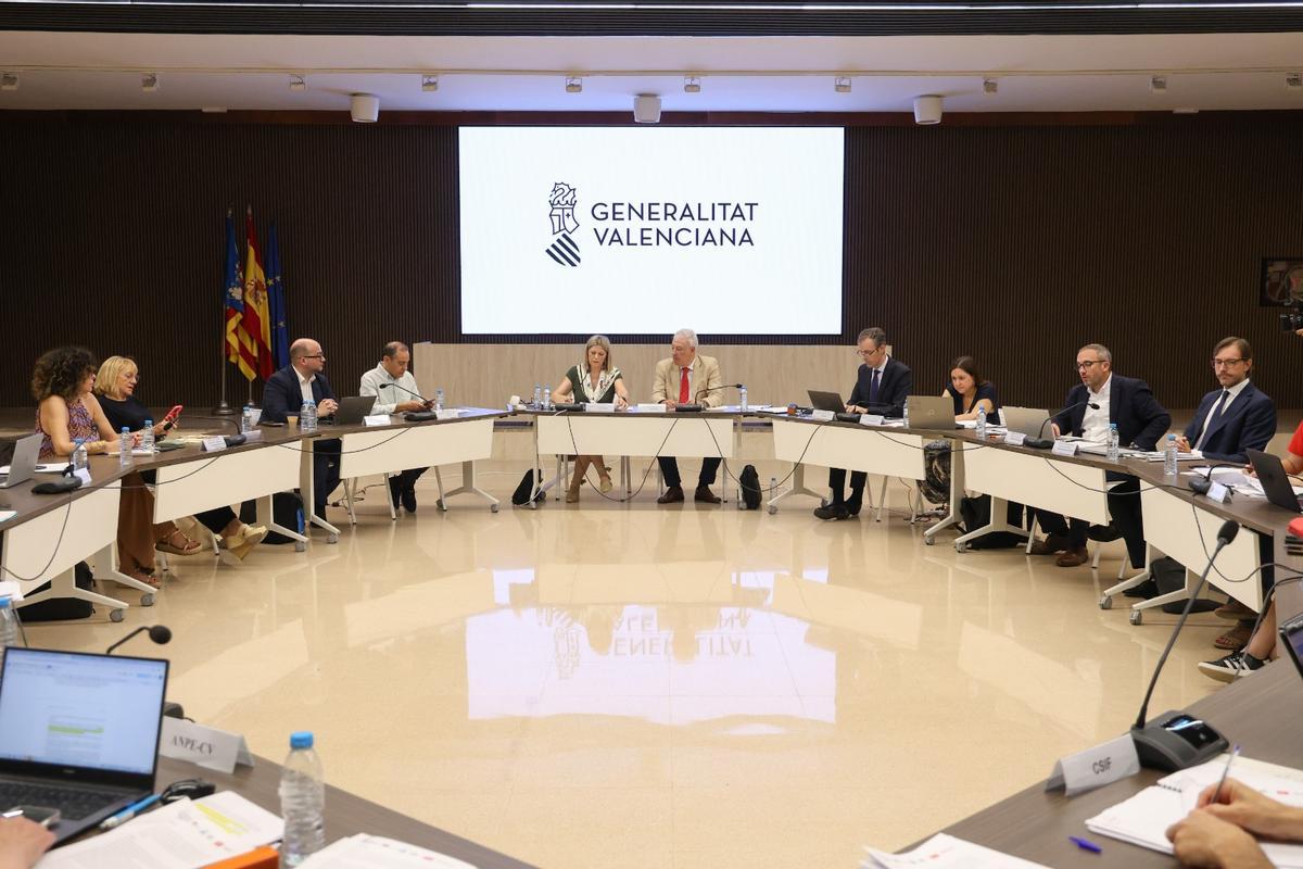 La reunión convocada este jueves por la conselleria para firmar acuerdos con los sindicatos