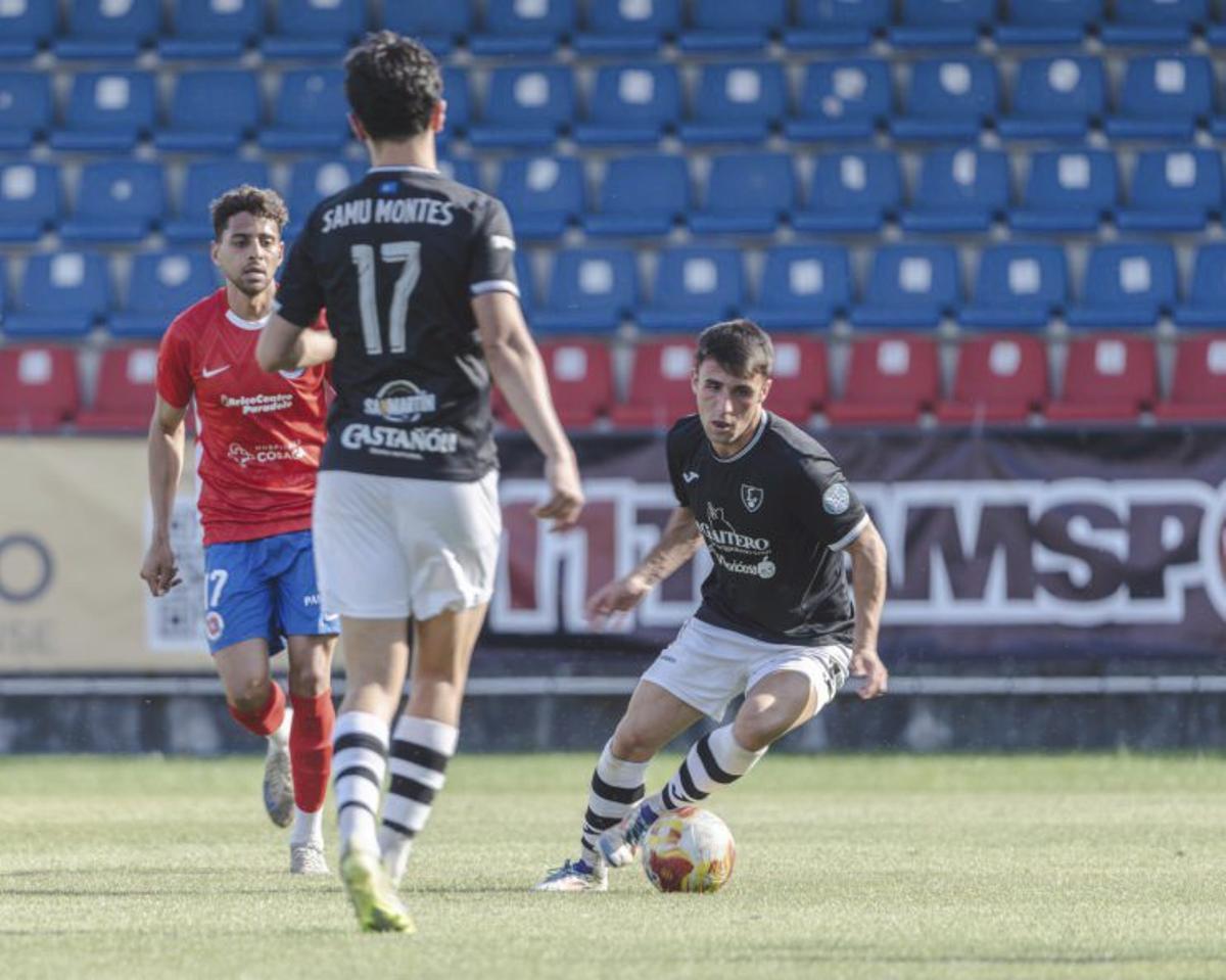 Argüelles controla un balón frente a Samu Montes. | ÁREA 11