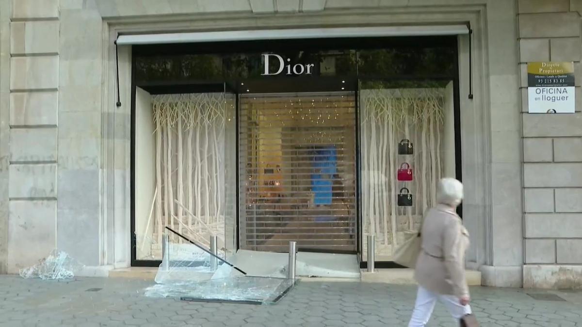 Así ha quedado la tienda de Dior en Barcelona tras un intento de robo con alunizaje.