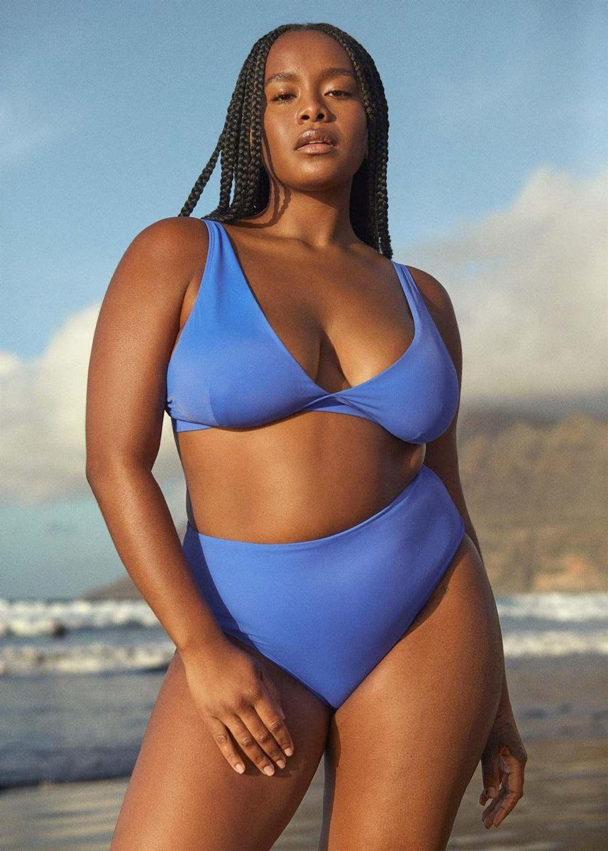 Bikini azul con top de triángulos y braguita de tiro alto, de Mango