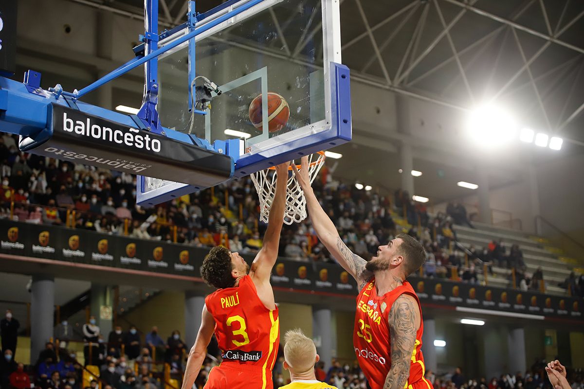 Las imágenes del partido de baloncesto España-Ucrania en Vista Alegre