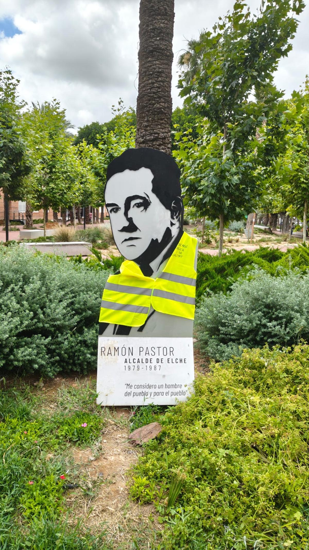 Una de las estatuas de Elche que han amanecido con chalecos en defensa de la enseñanza pública