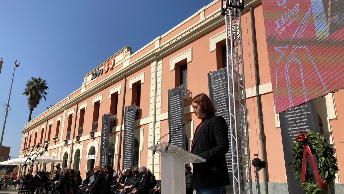 La consellera Rosa Pérez Garijo, durante la lectura del manifiesto.