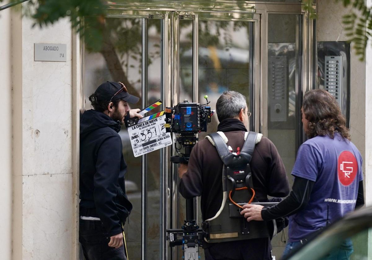Una imagen del rodaje de 'La chica de nieve 2', en las calles de Málaga.