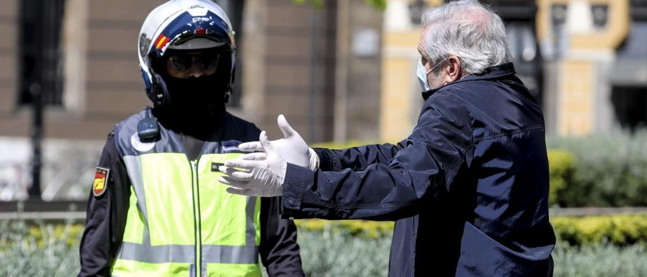Siguen las multas: la policía disuelve un partido de fútbol en Gijón y una reunión de 40 personas en una finca