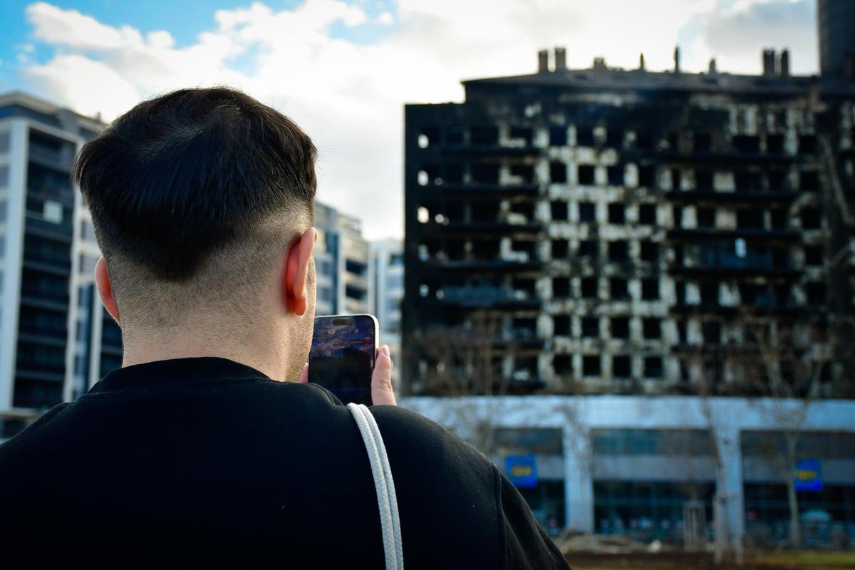 El edificio de Valencia reune vecinos y curiosos