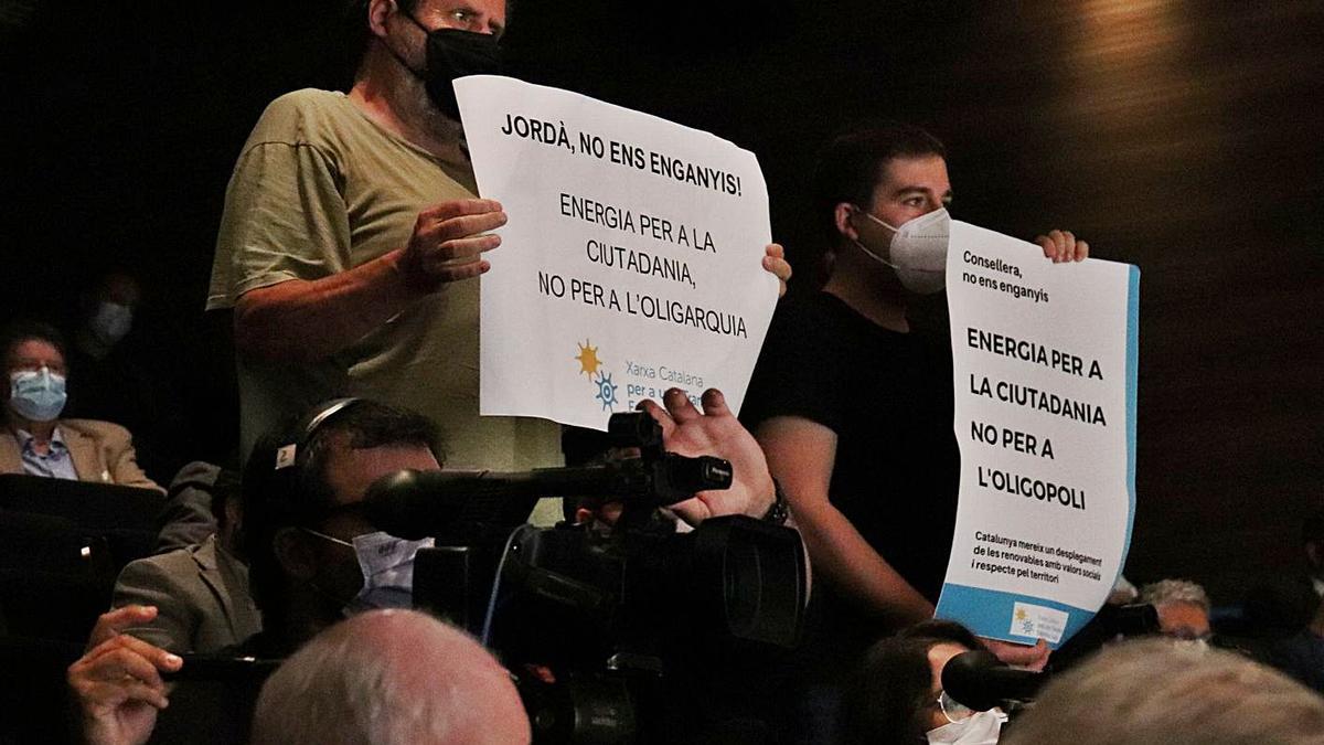 Dues persones, exhibint cartells contra el nou decret, ahir al vespre. | ACN