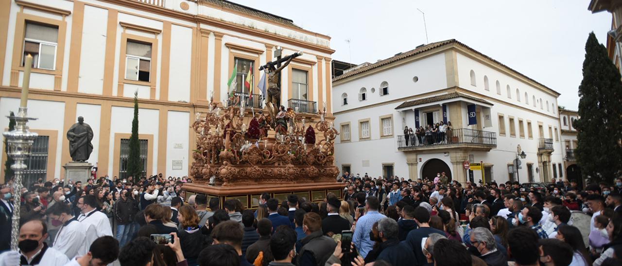 Las calles de Córdoba se llenan de devotos para contemplar el recorrido de los distintos vía crucis