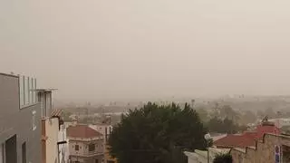 El viento y la calima hacen magia y desaparecen las dunas de Maspalomas