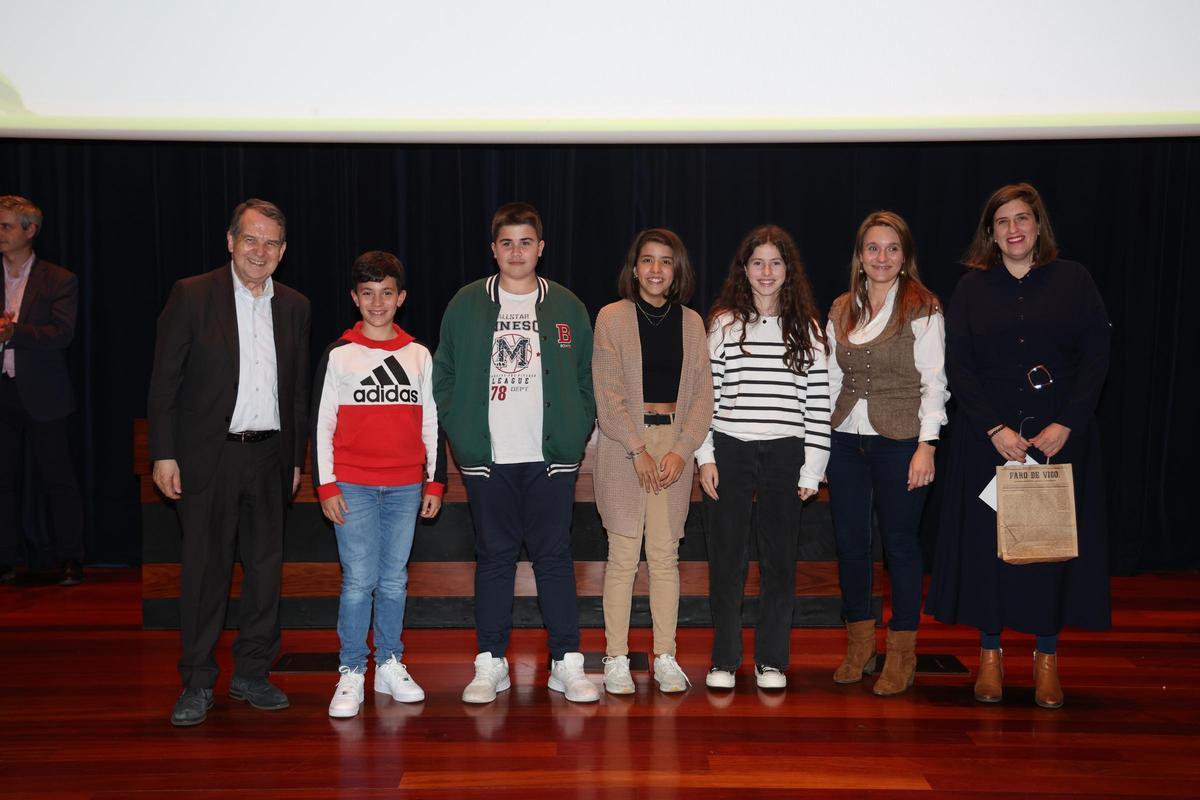 Abel Caballero, con los estudiantes  premiados del Ángel  de la Guarda.