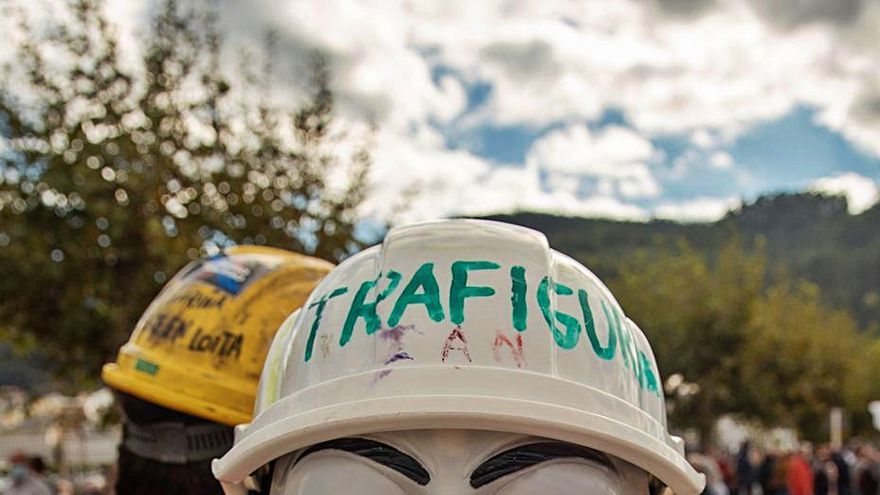 Miles de personas se manifestaron ayer en Viveiro por un futuro industrial para A Mariña, ante la crisis de Alcoa en San Cibrao y el cierre de Vestas.