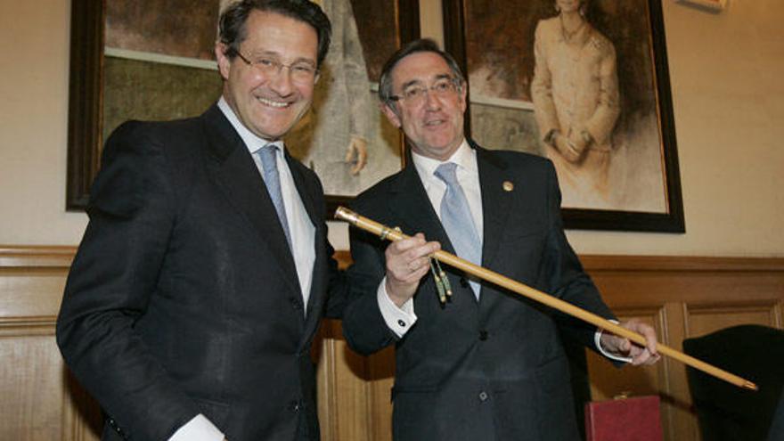 Conde Roa entre el bastón de mando a Ángel Currás, nuevo alcalde de Santiago.