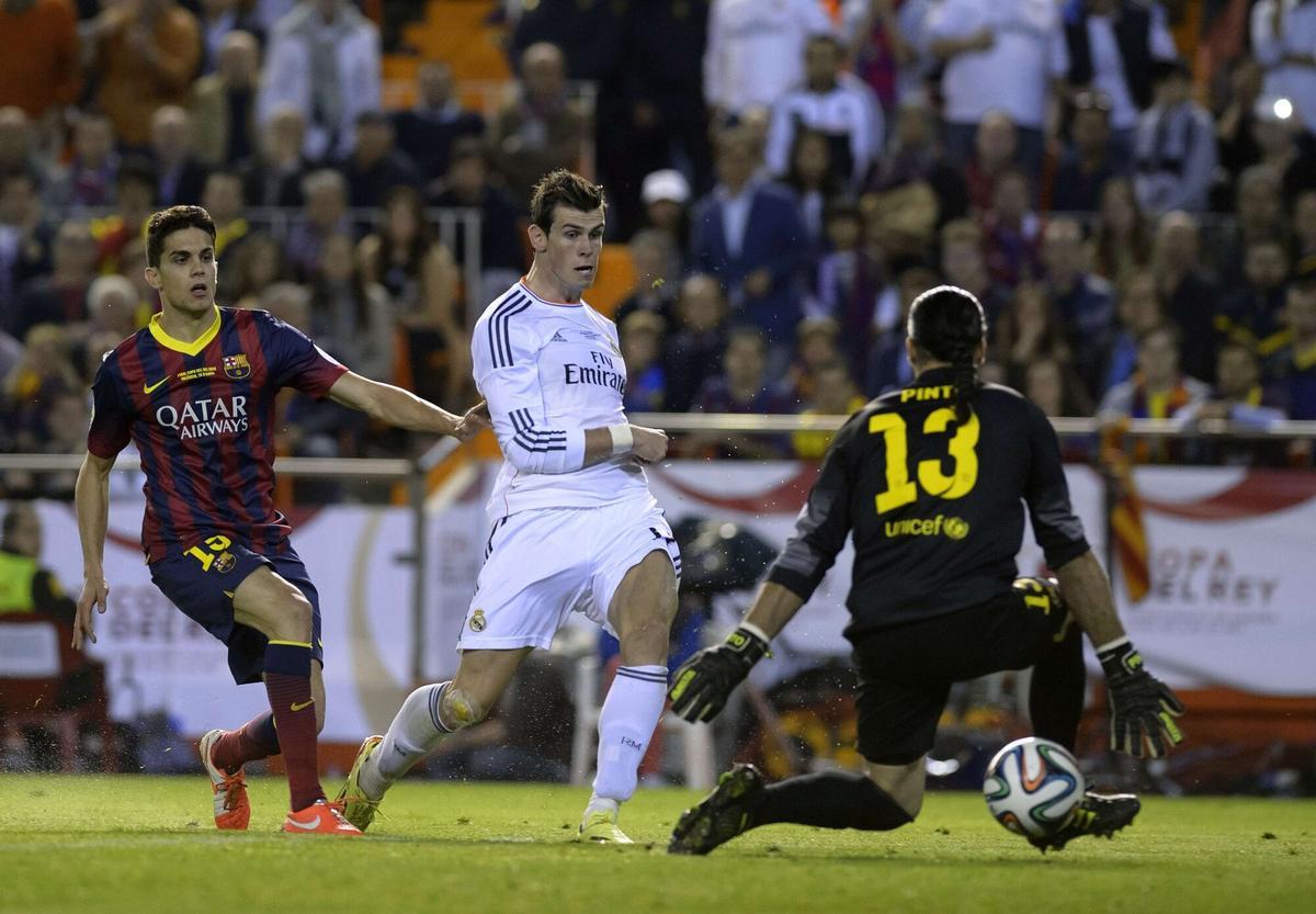 Real Madrid's Welsh forward Gareth Bale (C) scores during the Spanish Copa del Rey (King's Cup) final &quot;Clasico&quot; football match FC Barcelona vs Real Madrid CF at the Mestalla stadium in Valencia on April 16, 2014.   AFP PHOTO/ DANI POZO