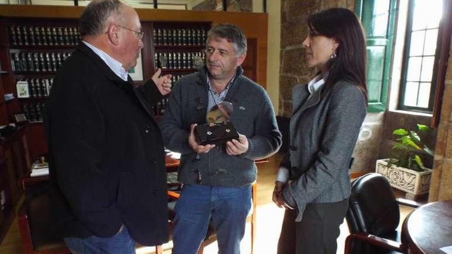 Jesús Caramés entrega el trofeo a Cuiña ante González Costa.