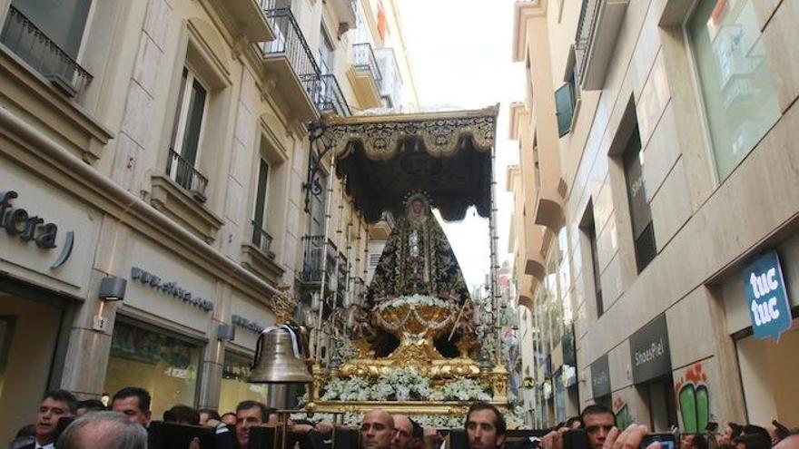 El tamaño del trono antequerano que lució la Virgen de la Soledad le permitió pasar por calles poco habituales, como la calle Nueva.