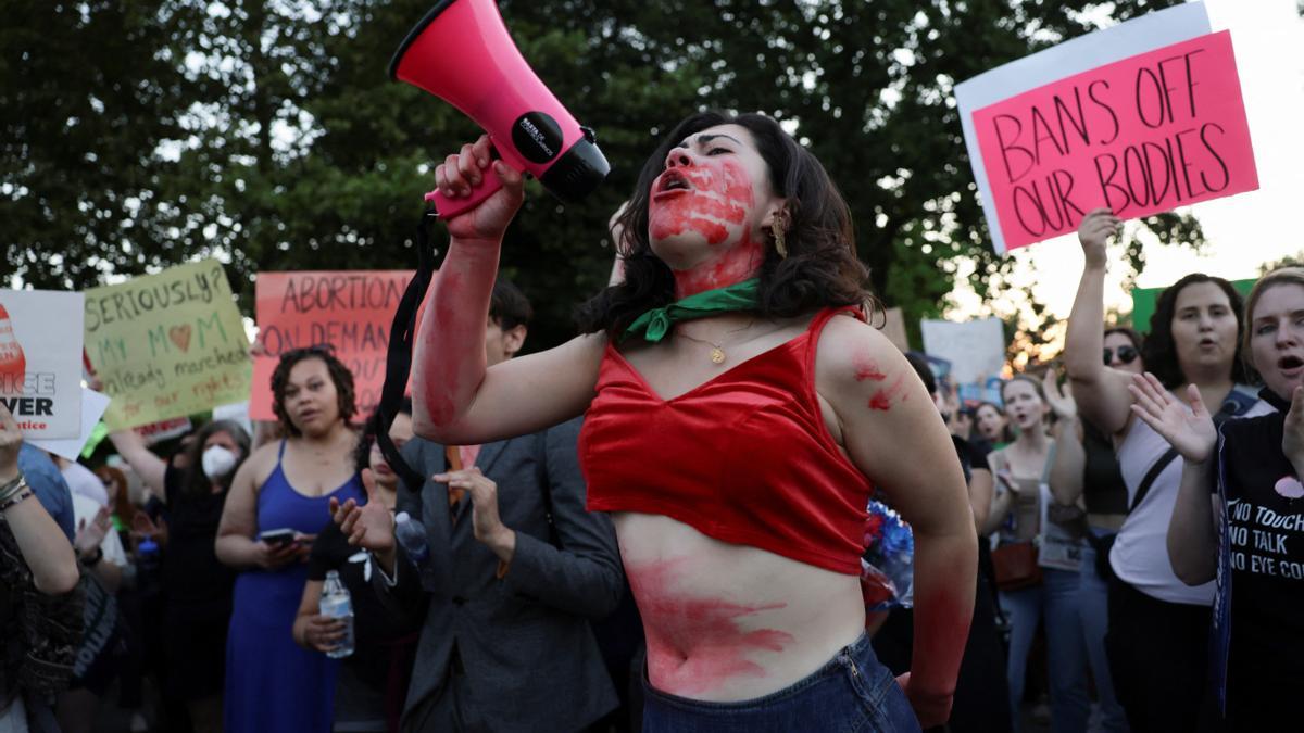 Una mujer protesta por el derecho al aborto en Washington.