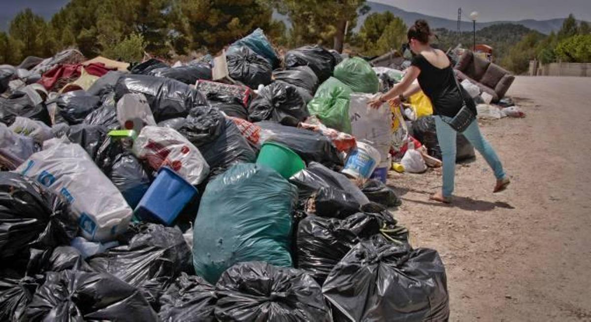 La basura es la tarjeta de presentación de la Finca Terol en Tibi