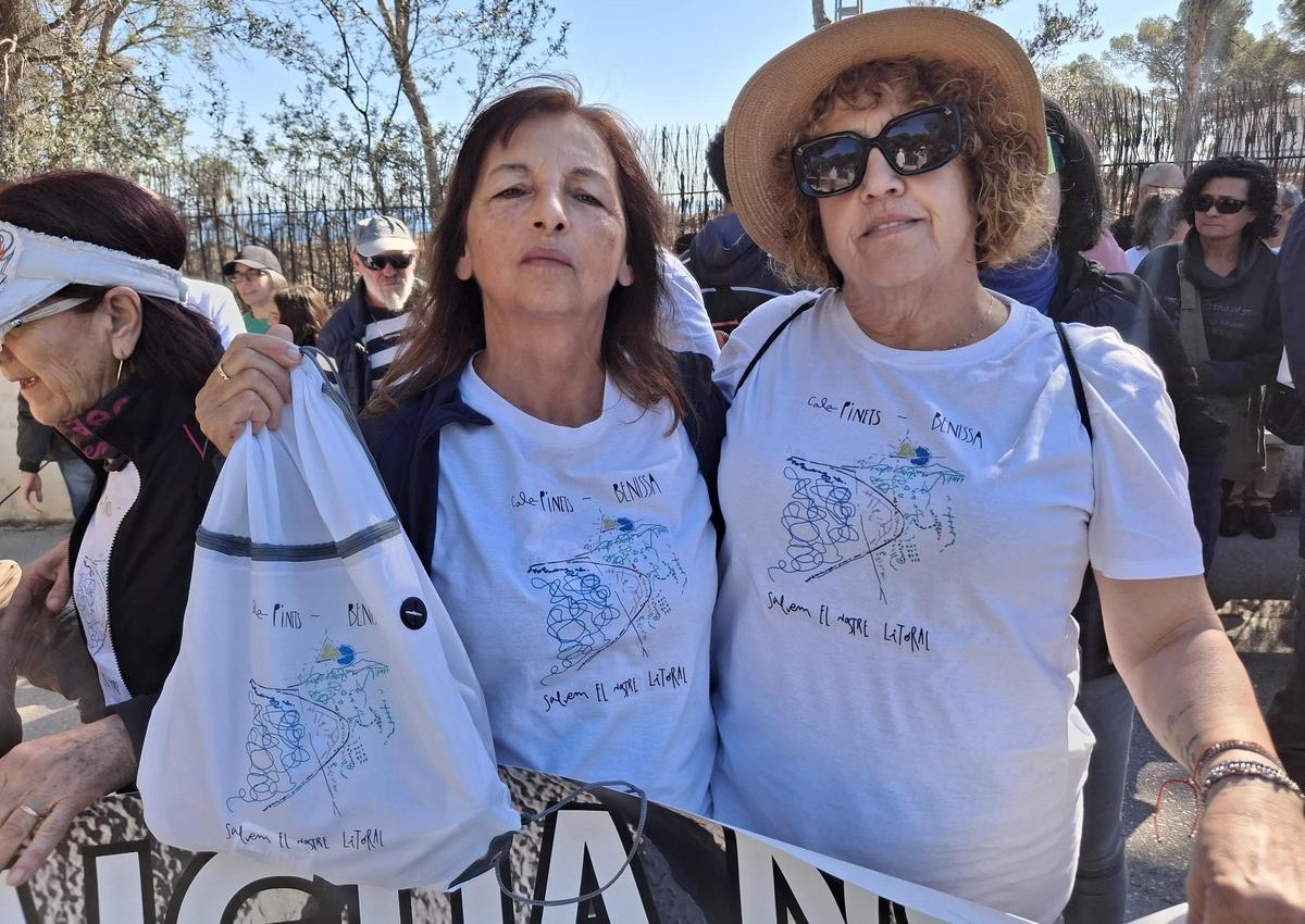 Participantes en la manifestación que portavan las camisetas reivindicativas