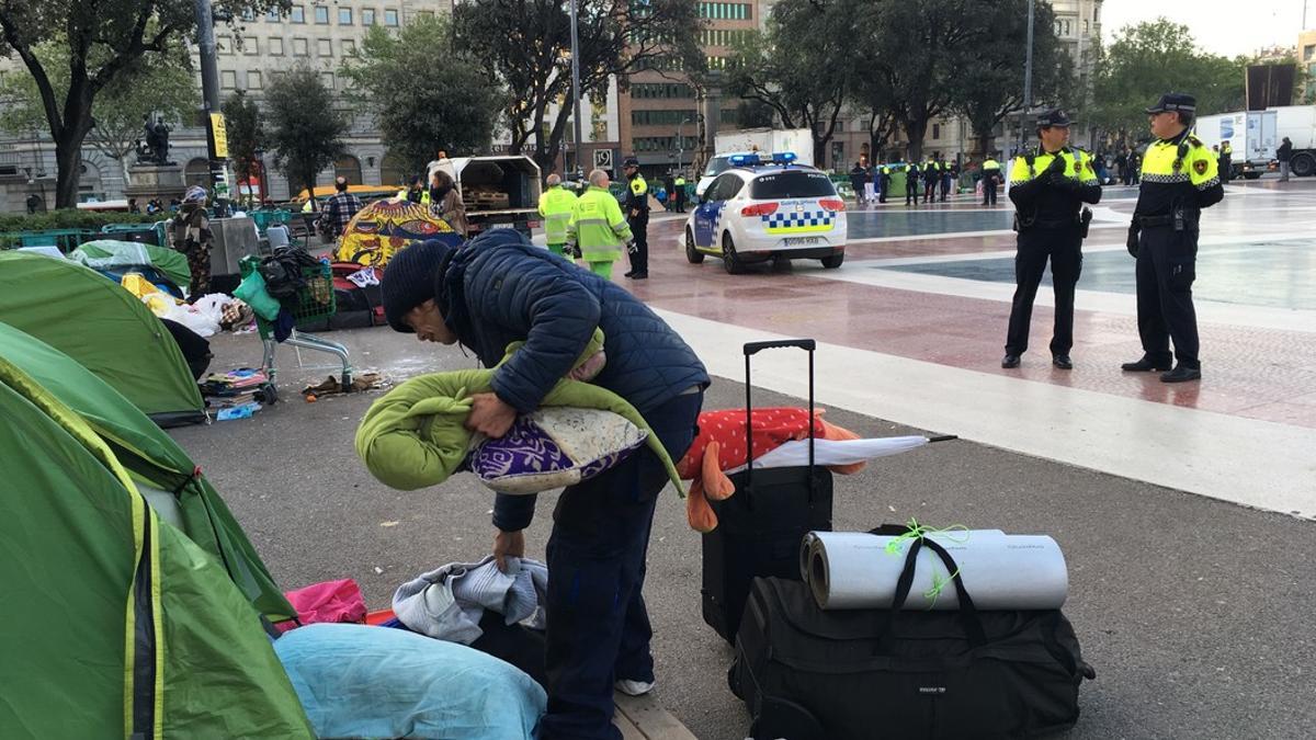 En marcha el desalojo de los campamentos de la plaza de Catalunya