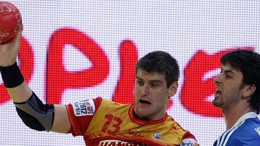 El jugador español Julen Aguinagalde (c) trata de lanzar presionado por el croata Marko Kopljar.