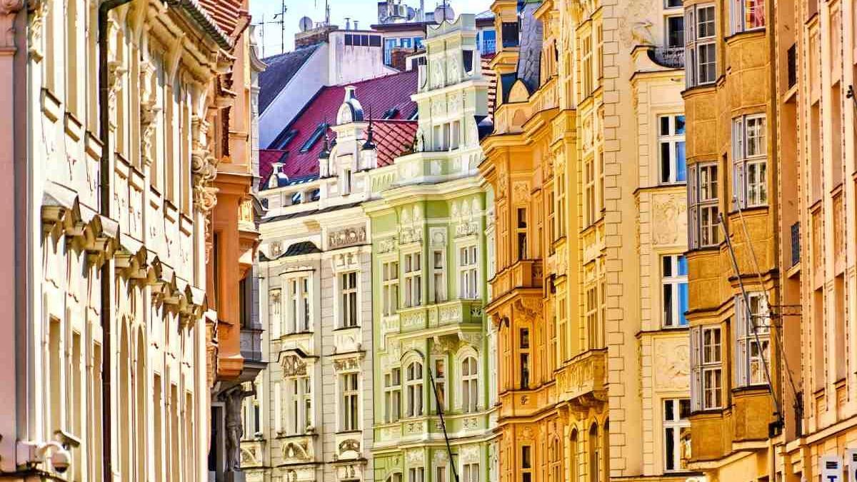 Casco viejo de Praga con fachadas de colores