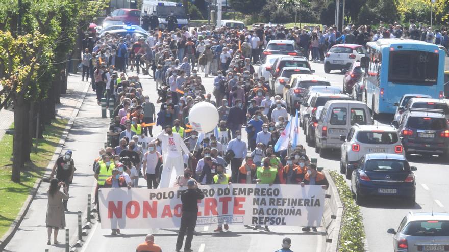 Manifestación de los trabajadores de la refinería de A Coruña afectados por un ERTE