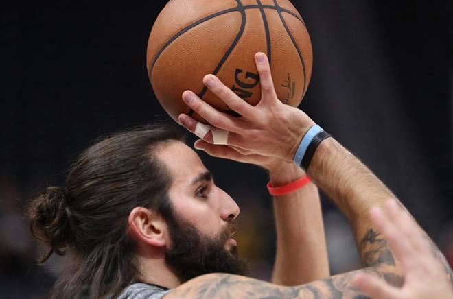 Ricky Rubio de Utah calienta antes de un partido de la NBA