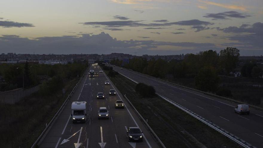 Turismos circulando por la autovía A-6