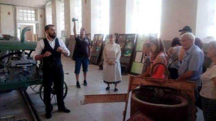 Un momentde la visita teatralitzada a la Burés.