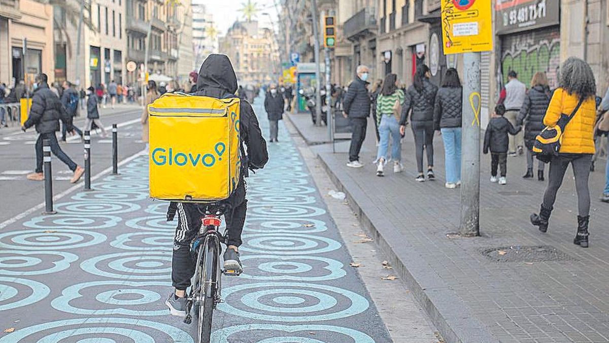 Un repartidor pedalea por el centro de Barcelona