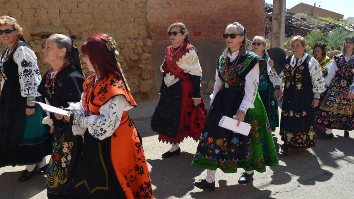 Trajes regionales en las fiestas de Castrogonzalo.