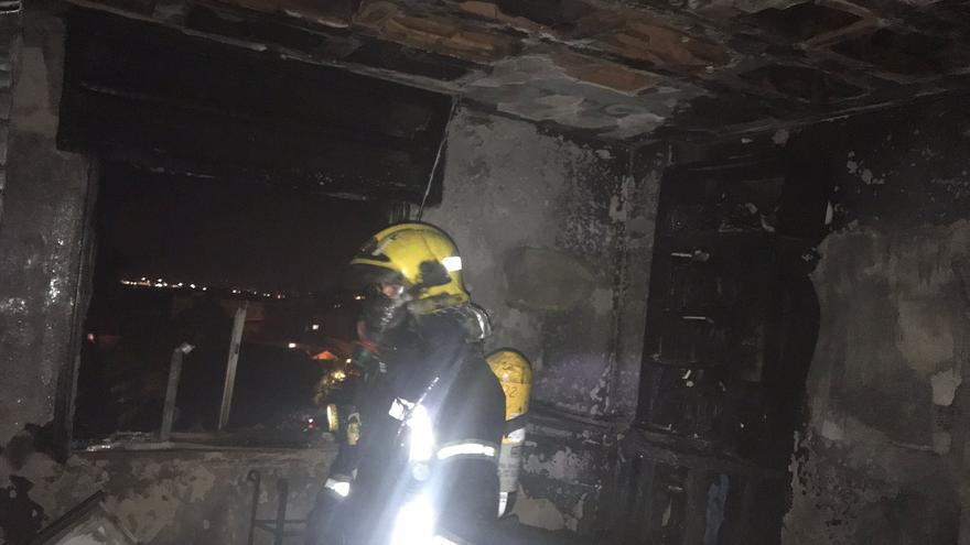 Rescatan a una mujer en el incendio de una vivienda en El Palo