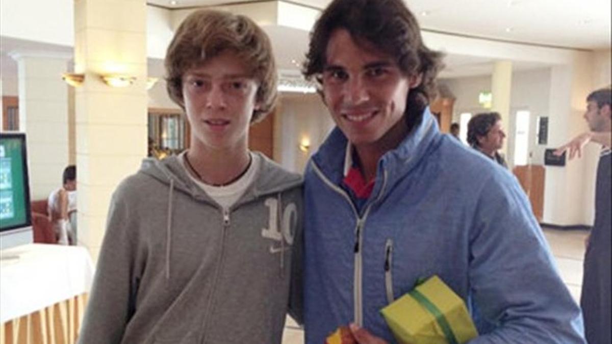 Andrey Rublev, junto a Rafa Nadal en junio de 2012