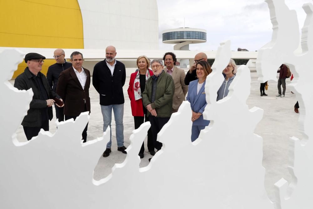 Genovés inaugura su estatua en el Niemeyer