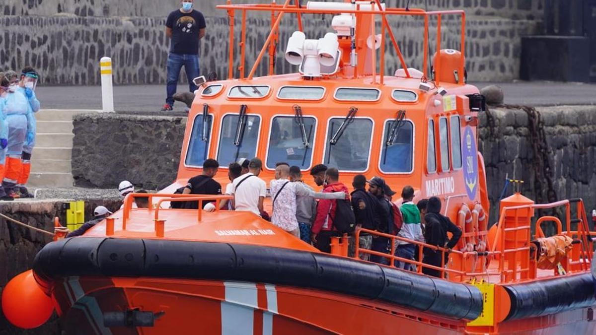 Migrantes en el Muelle Comercial de Arrecife tras ser rescatados  por Salvamento Marítimo.