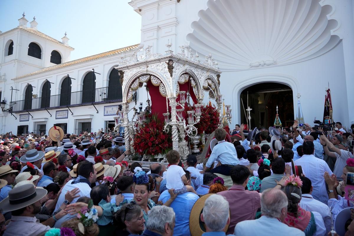 La hermandad del Rocío de Villamanrique llega a la Aldea almonteña para presentarse ante las puertas de la Ermita del Rocío. A 23 de mayo de 2026, en El Rocío, Huelva (Andalucía, España). Segunda jornada de romería con la recepción de las hermandades filiales, que se inician con las de menor antigüedad, hasta llegar a la madrugada del 25 de mayo, sin hora establecida, cuando tendrá lugar la procesión de la Virgen del Rocío por las calles de la aldea, a hombros de los almonteños, que recorrerá el itinerario tradicional. 23 MAYO 2026 Joaquín Corchero / Europa Press 23/05/2026. Joaquín Corchero;