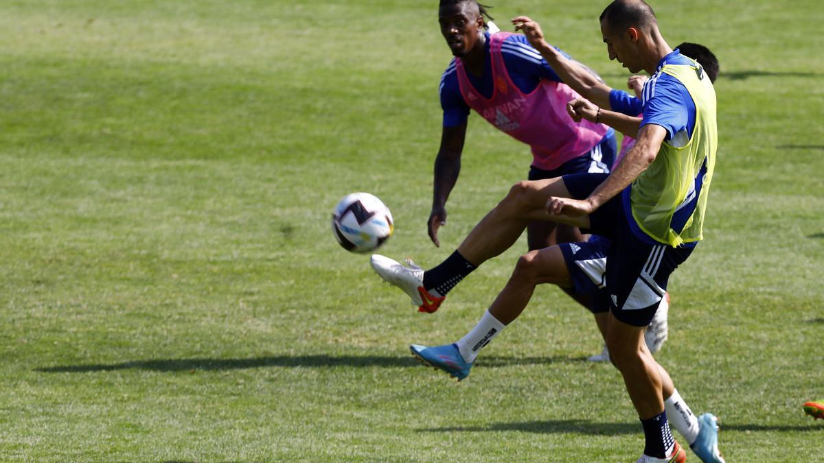 Petrovic intenta controlar un balón en un entrenamiento del Real Zaragoza.