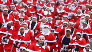 Carrera multitudinaria de papas Noel en Michendorf (Alemania)