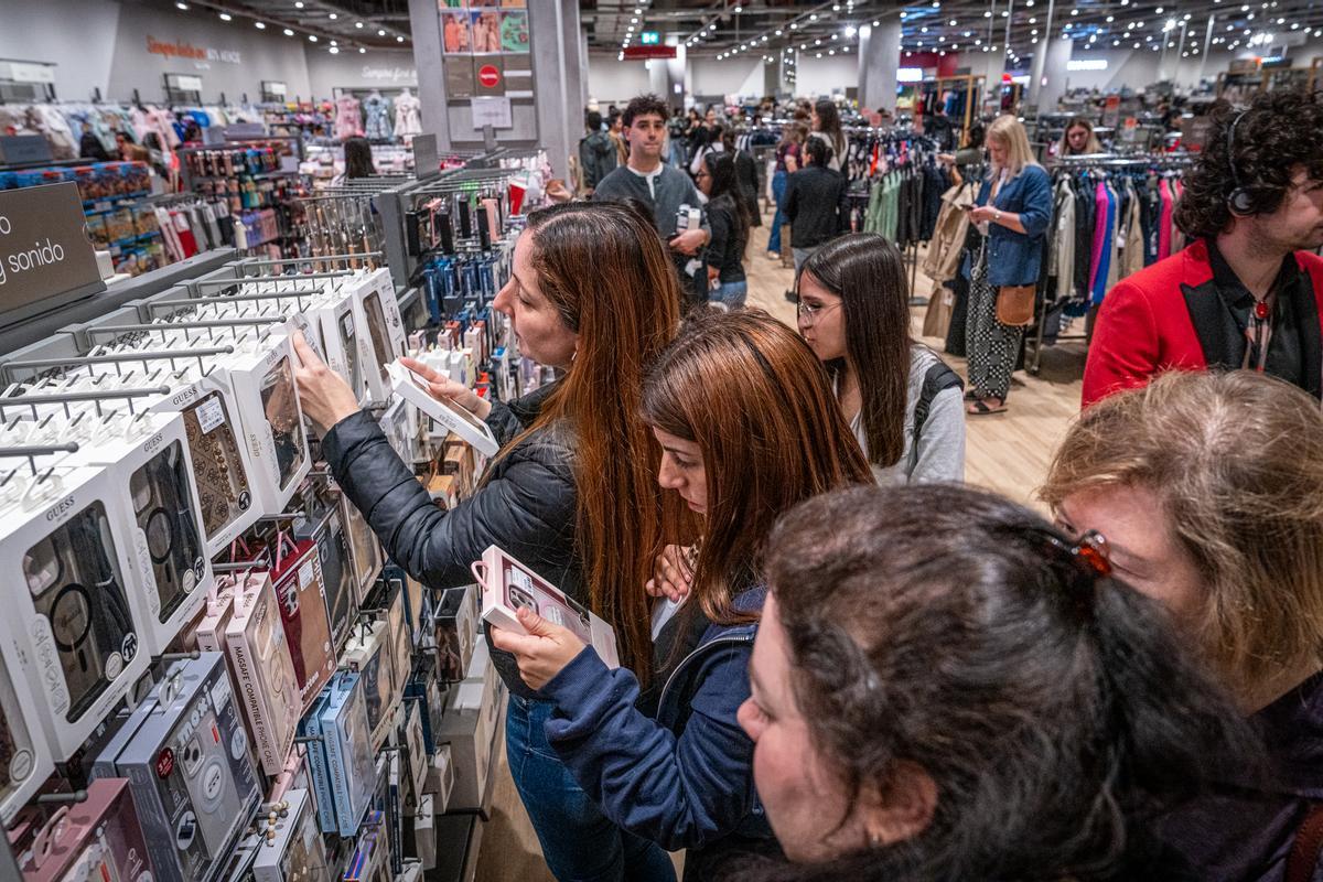 Furor y ofertas en el estreno de la primera tienda en Barcelona del outlet de grandes marcas TK-Maxx